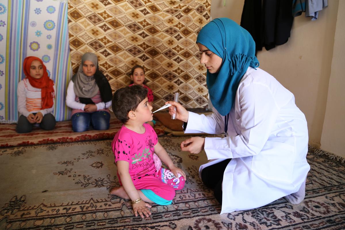 ممرضة سورية تتطوع لرعاية جيرانها صحيا في تركيا