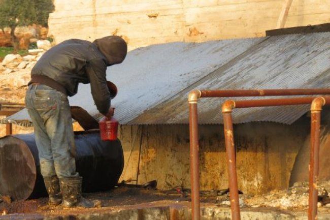 داعش يبيع النفط بالليرة في سوريا… وبالدولار في العراق