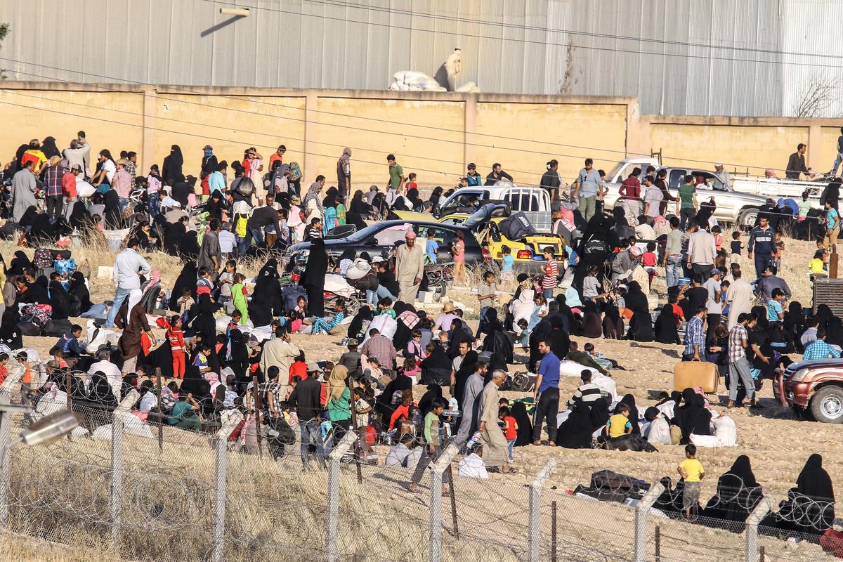 نازحون سوريون من رأس العين يتجمعون على الحدود التركية | وكالة الأناضول