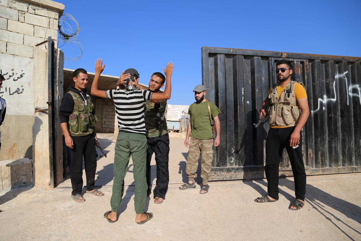 فصائل معارضة تسهر على حراسة مخيم "أطمة" للنازحين شمالي سوريا | وكالة الأناضول