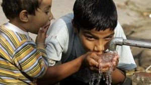 سكان الرقة يشربون المياه بلا تصفية منذ عام ونصفسكان الرقة يشربون المياه بلا تصفية منذ عام ونصف