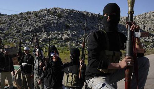 الثوار يسّيطرون على مداجن الحسناوي ويدمّرون دبابة لقوات النظام قرب جبهة الفوعة في ريف إدلب