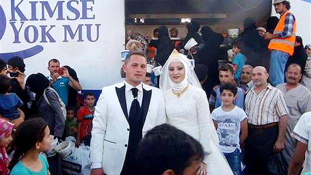 عروسان تركيان يقيمان عرسهما بين اللاجئين السوريين