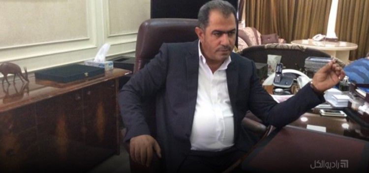مسؤول في حكومة النظام، يشهر سلاحه بوجه فريق إعلامي موالي للنظام.