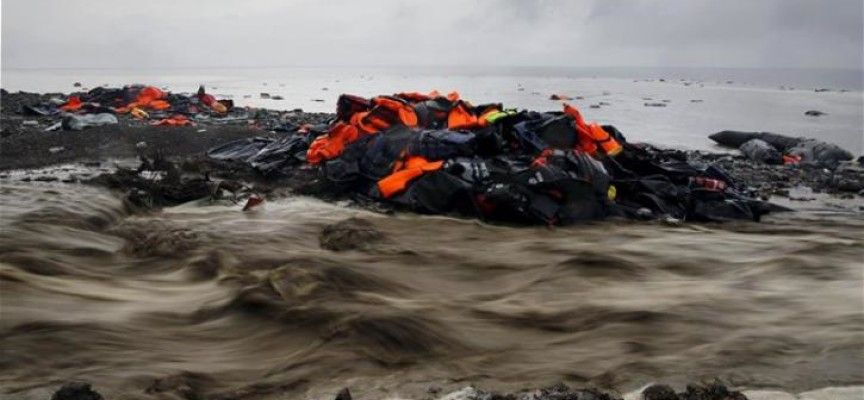وفاة 21 مهاجرا في غرق قاربين قرب جزر يونانية ببحر إيجه