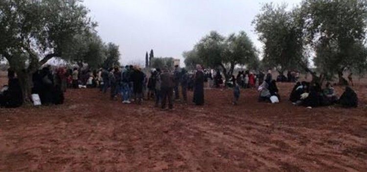 آلاف السوريين يحتشدون عند الحدود السورية التركية بانتظار فتح المعابر