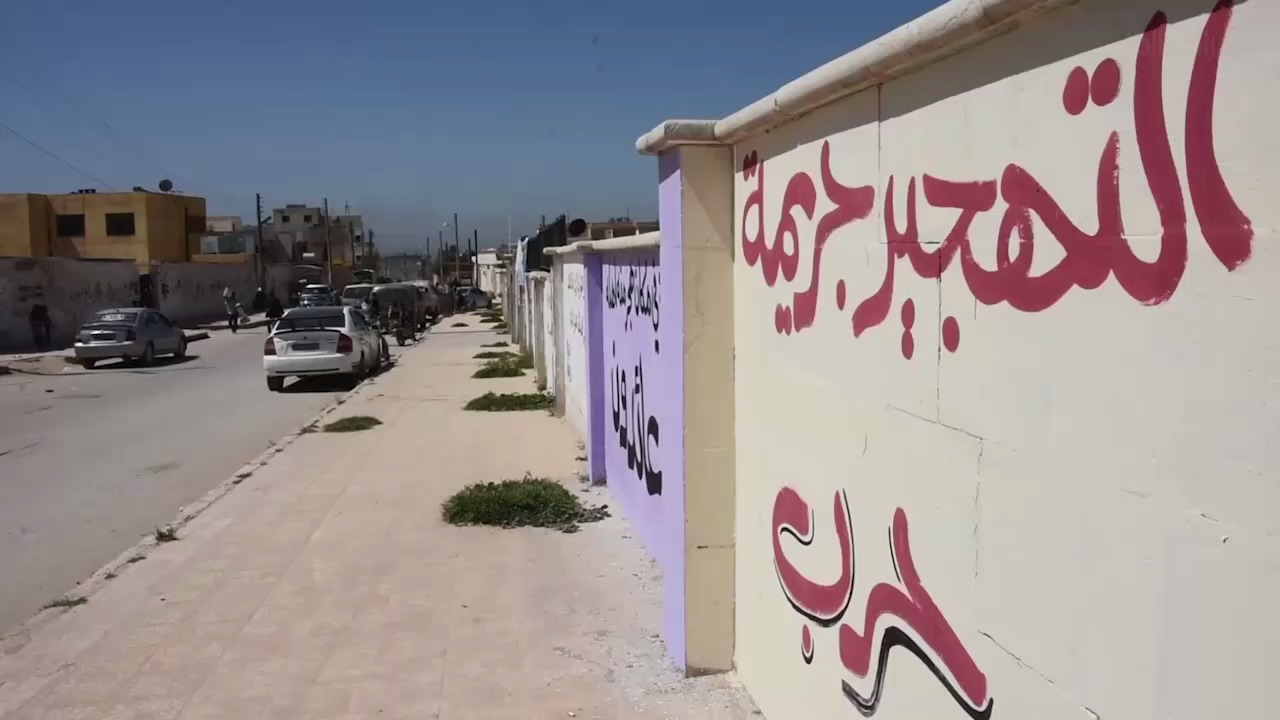 فريق "اتحرر" يتضامن مع مهجري الغوطة في مدينة الأتارب برسم اللوحات الجدارية