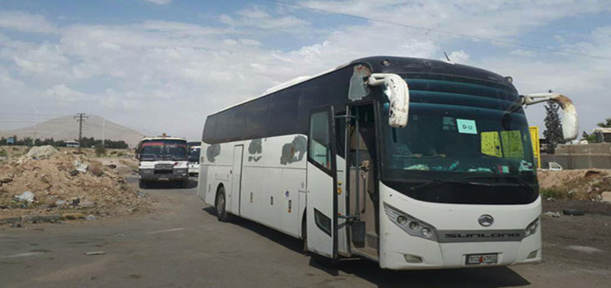 مصادر محلية: حافلات تستعد لنقل عناصر داعش من جنوبي دمشق إلى البادية