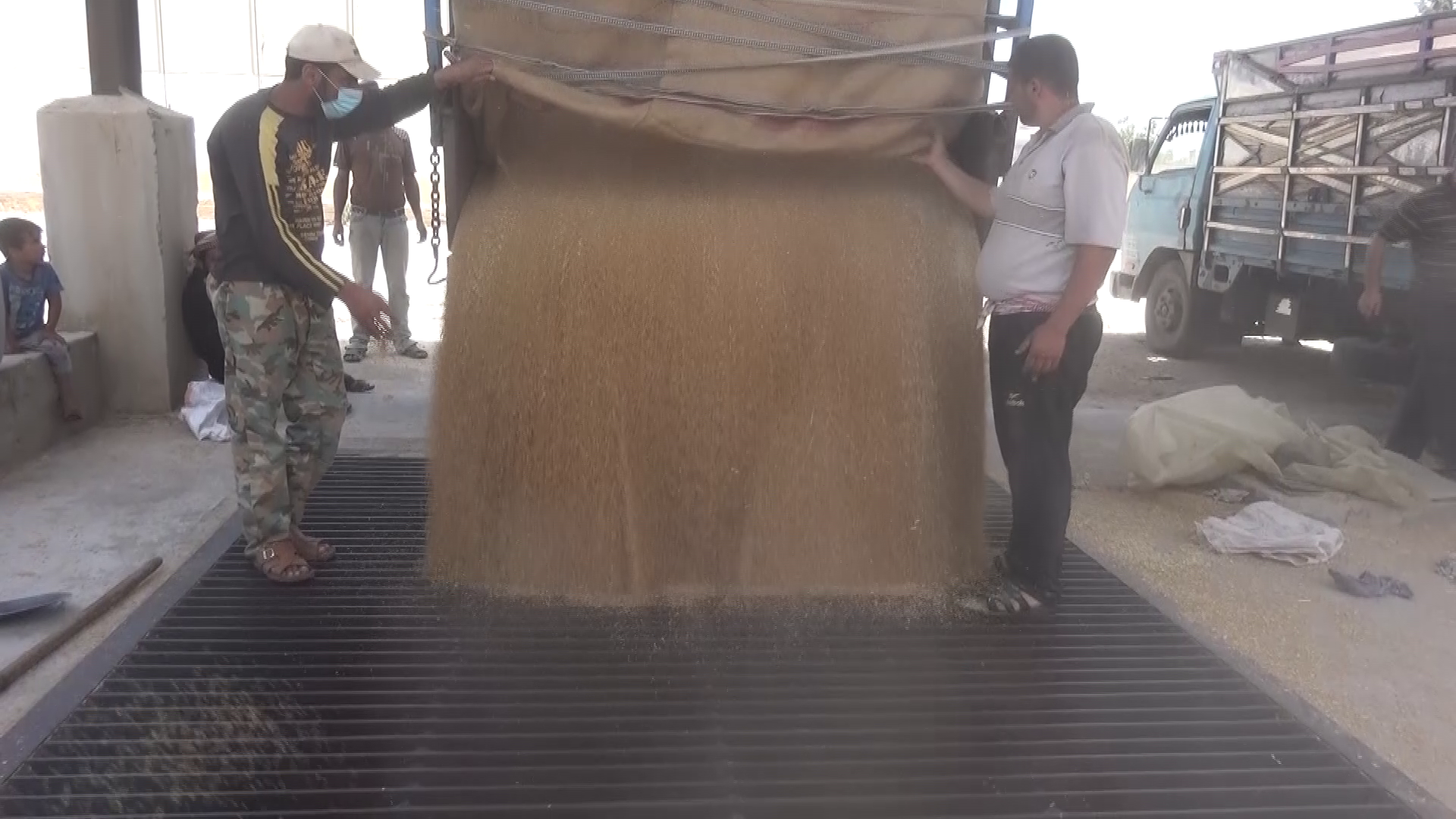 مركز حبوب نوى يبدأ بشراء محصول القمح من فلاحي المناطق المحررة بدرعا