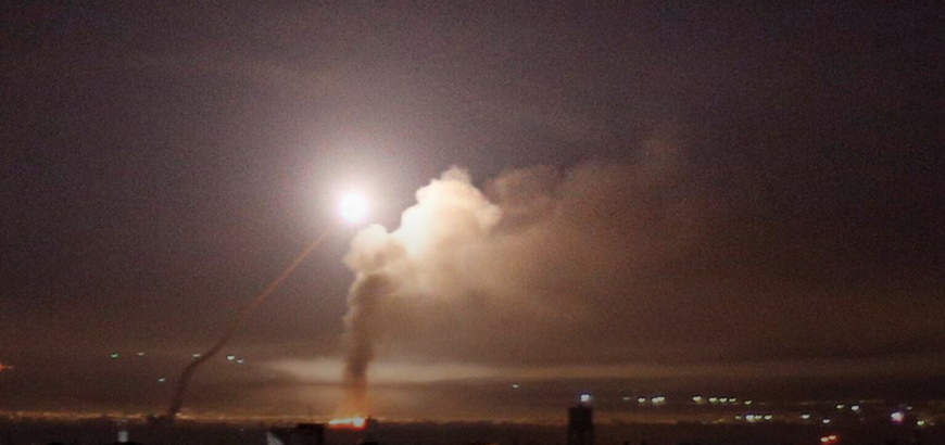 انفجارات شديدة في محيط مطار دمشق الدولي يرجح أنها ناتجة عن قصف صاروخي اسرائيلي