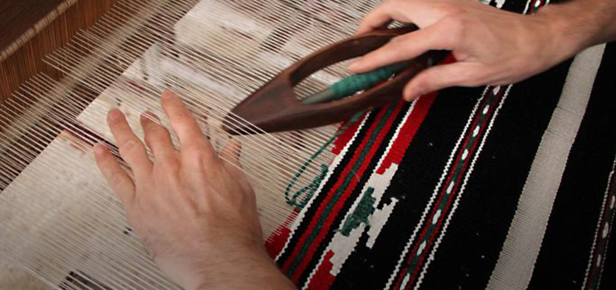 فؤاد طماع يحيي من جديد حرفة الحياكة على النول