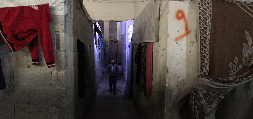 40 عائلة مهجّرة يقطنون قبواً يفتقد لأبسط مقومات الحياة بمدينة الباب