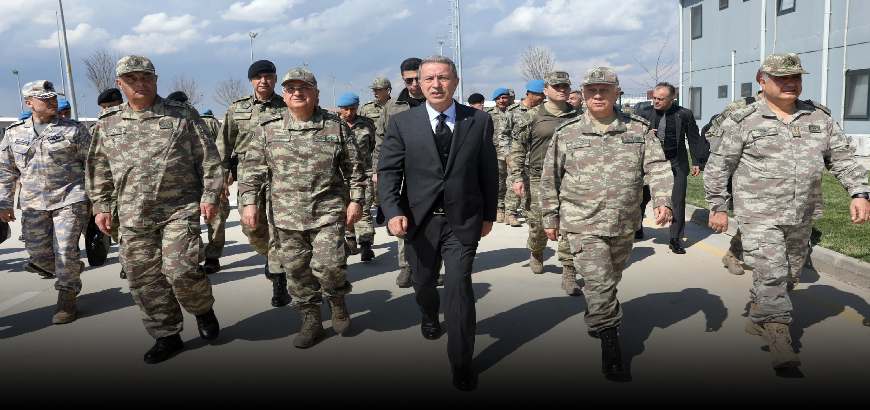 وزير الدفاع التركي يتفقد قوات بلاده على الحدود مع سوريا